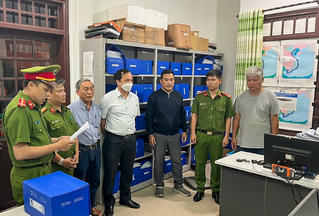 Khám xét khẩn cấp Phòng đăng kiểm Chi cục Thủy sản Đà Nẵng, tạm giữ 4 đối tượng