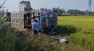 Lật xe khách trên QL1A, tài xế tử vong, nhiều người bị thương