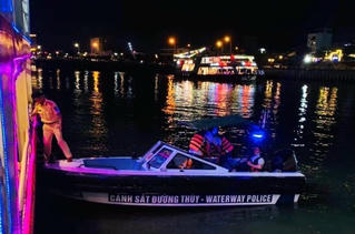 Tàu du lịch chở 70 khách bị mắc cạn trên sông Hàn