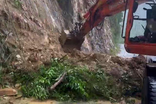 Mưa lớn gây sạt lở đèo La Ngà ở Đà Nẵng