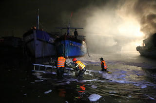 3 tàu cá đang neo đậu bốc cháy ngùn ngụt ở Đà Nẵng