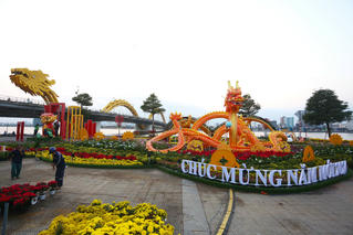 Dàn linh vật rồng độc đáo trên đường hoa Tết Đà Nẵng