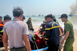 Tàu cá ở Quảng Ngãi bất ngờ bốc cháy tại nơi neo đậu 