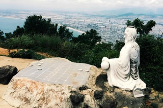 Tỷ phú Bill Gates uống trà cùng bạn gái trên đỉnh Bàn Cờ ở Đà Nẵng