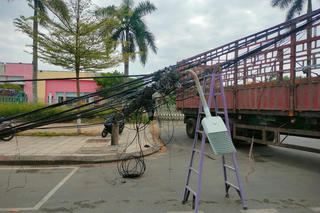 Ô tô đầu kéo đi vào đường cấm làm gãy 4 trụ điện, 300 hộ dân bị ảnh hưởng