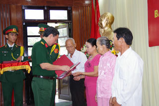 Bàn giao di vật, kỷ vật của liệt sĩ cho thân nhân, gia đình tại Quảng Nam