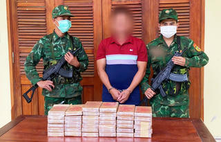 Bắt giữ đối tượng vận chuyển 38 bánh heroin qua biên giới