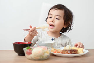 4 tuyệt chiêu giúp con hết ngay biếng ăn, hấp thụ kém