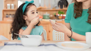 Trẻ biếng ăn chậm tăng cân mẹ phải làm thế nào?