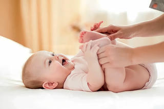 Bé sơ sinh bị táo bón và những hiểm họa khôn lường