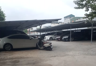 Hàng loạt bãi trông giữ xe ô tô không phép giữa Thủ đô ngang nhiên hoạt động 