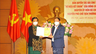 Chứng nhận bản quyền tác phẩm 'Vũ điệu kết đoàn' của đồng chí Tòng Thị Phóng