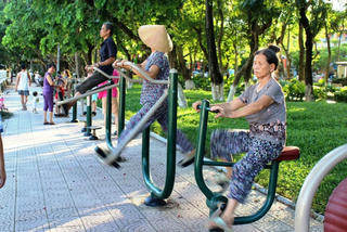 Hà Nội đẩy mạnh lắp đặt thiết bị luyện tập thể dục thể thao công cộng