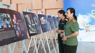 Có “mẹ đỡ đầu”, con được “bình an sau bão giông”