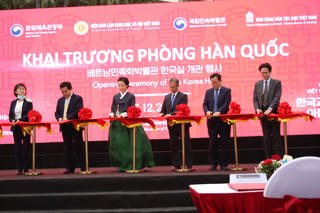 Thăm quan “Phòng Hàn Quốc” tại Bảo tàng Dân tộc học Việt Nam