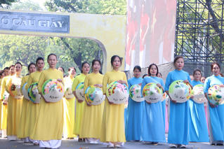 Phụ nữ Hà Nội đẹp rạng ngời trong Ngày hội Văn hóa vì hòa bình