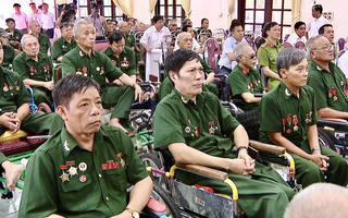 Chăm lo đời sống người có công nhân kỷ niệm 50 năm Ngày giải phóng miền Nam