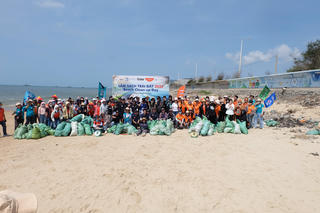 Chung tay dọn rác bãi biển nhân Ngày Trái đất 2025