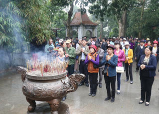 Con Lạc cháu Hồng muôn phương hướng về nguồn cội