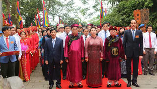 Chủ tịch QH Nguyễn Thị Kim Ngân kính cẩn dâng hương tưởng niệm các vua Hùng