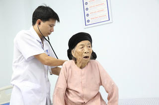 Cứu sống cụ bà 102 tuổi bị nhồi máu cơ tim cấp
