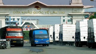 Nông sản qua cửa khẩu tiếp tục ùn ứ