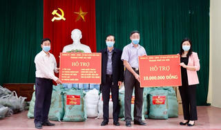 Hỗ trợ nhu yếu phẩm cho các hộ dân bị cách ly ở thôn Đông Cứu