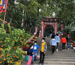 Phú Thọ: Du xuân, vãn cảnh Đền Hùng, cầu chúc bình an cho năm mới