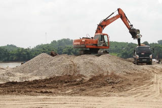Đề nghị "đóng cửa" 18 bến tập kết cát sỏi hoạt động tự phát