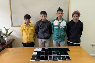 Bắt nhóm "đạo chích 2K" rủ nhau trộm điện thoại trong trường học