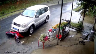 Xe ô tô của Chi cục An toàn vệ sinh thực phẩm va chạm xe máy, 1 người trọng thương