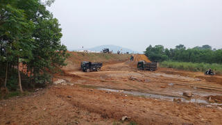 Người dân Tuyên Quang chung tay đắp đường tạm vượt đê vỡ