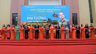 Xúc động triển lãm “Theo dấu chân Đại tướng”