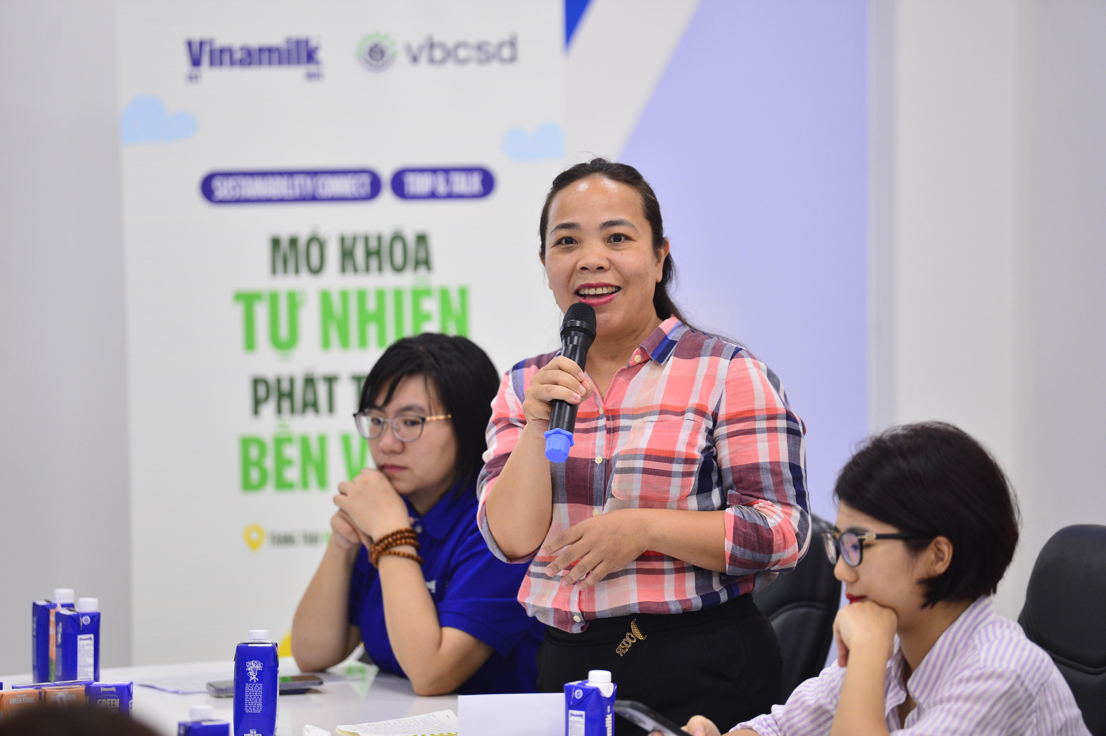 Chị Nguyễn Quỳnh Nga, Phó giám đốc Văn phòng Doanh nghiệp vì sự phát triển bền vững của VCCI phát biểu. Ảnh: Quang Định.