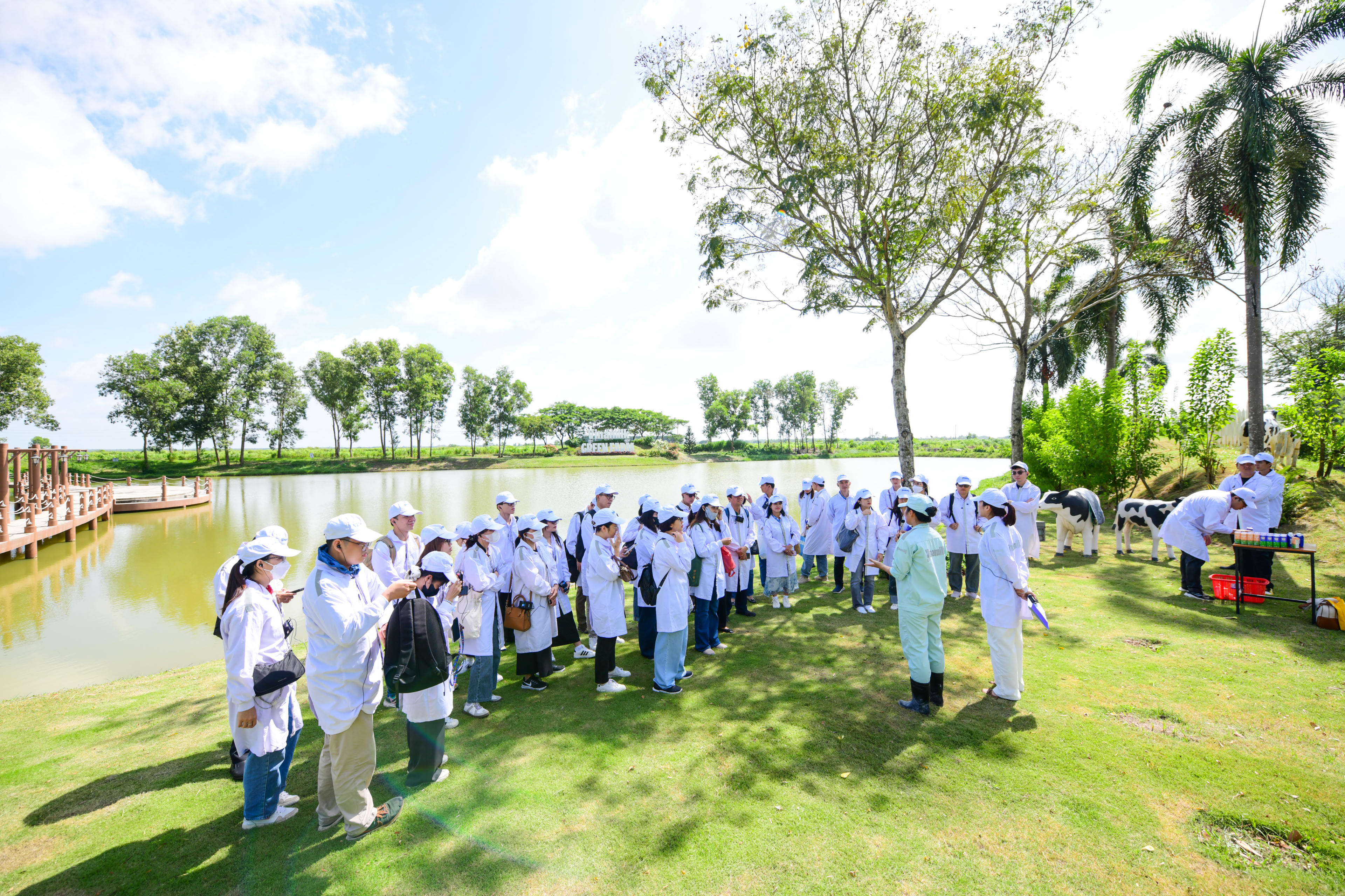 Vinamilk tổ chức chuyến đi đến trang trại Green Farm Tây Ninh của đoàn hơn 30 chuyên gia và nhân sự đang làm việc trong lĩnh vực phát triển bền vững tại nhiều doanh nghiệp, đơn vị hàng đầu tại Việt Nam. Ảnh: Quang Định.