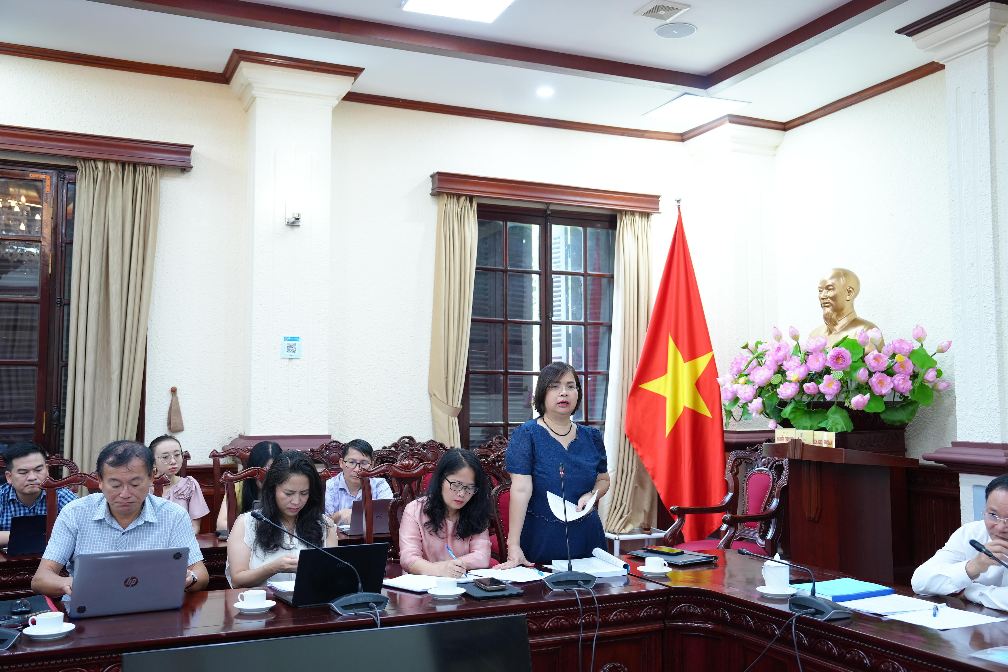 Bà Đoàn Thị Thanh Mỹ trình bày dự thảo Tờ trình tại cuộc họp.