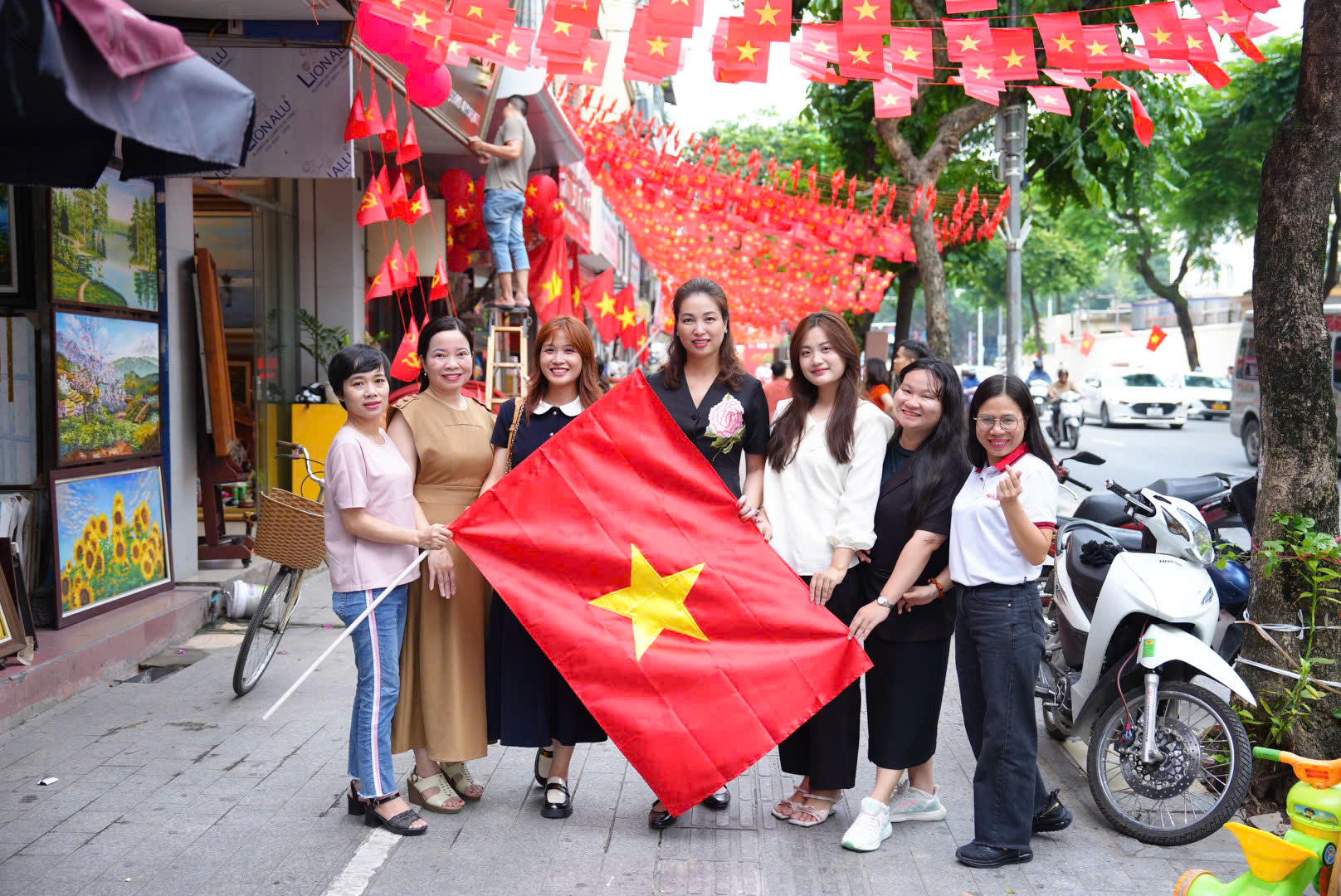 Khu phố treo 12.000 lá cờ hút khách đến “check in” dịp Quốc khánh 2/9