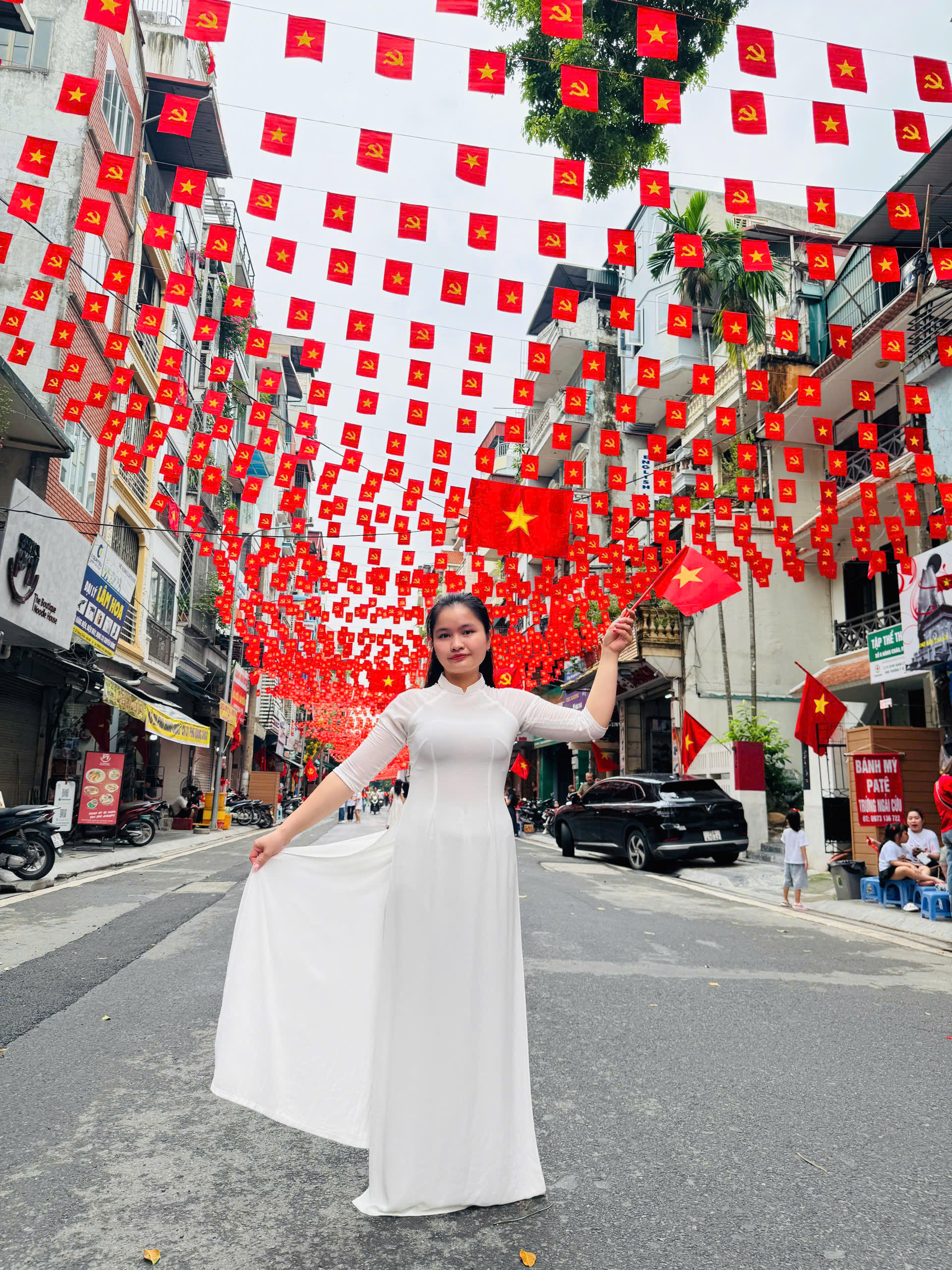 Con phố dài khoảng 300 m, được trang trí với 600 dây cờ, mỗi dây 20 lá, tổng cộng 12.000 lá cờ nhỏ; kèm theo 50 lá cờ Đảng và cờ Tổ quốc cỡ lớn, cùng 3 lá đại kỳ kích thước 3x2 m tại trung tâm và hai đầu phố, tạo điểm nhấn rực rỡ đã thu hút du khách.