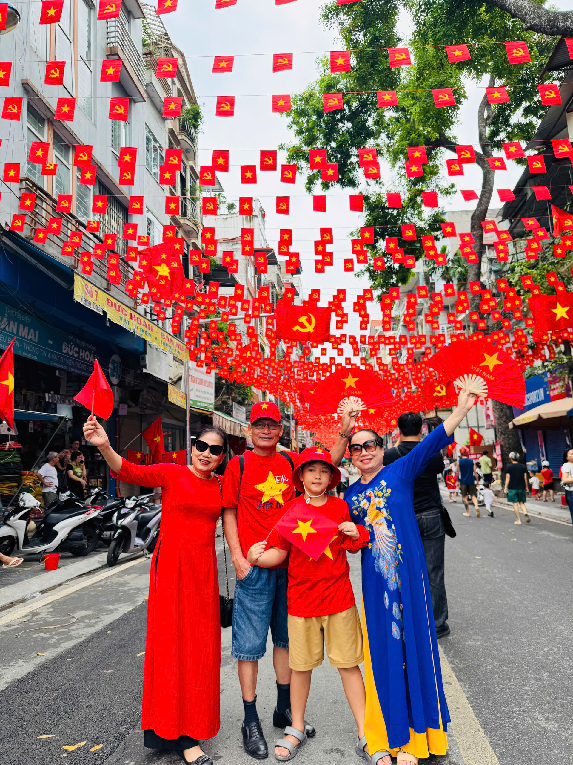 Thiếu úy Lê Xuân Hoài (đứng thứ 2 từ trái sang) cho biết, ông cùng gia đình từ Hà Tĩnh ra Thủ đô Hà Nội để nhớ lại một thời hào hùng, ông cùng đồng đội đã tham gia kháng chiến.