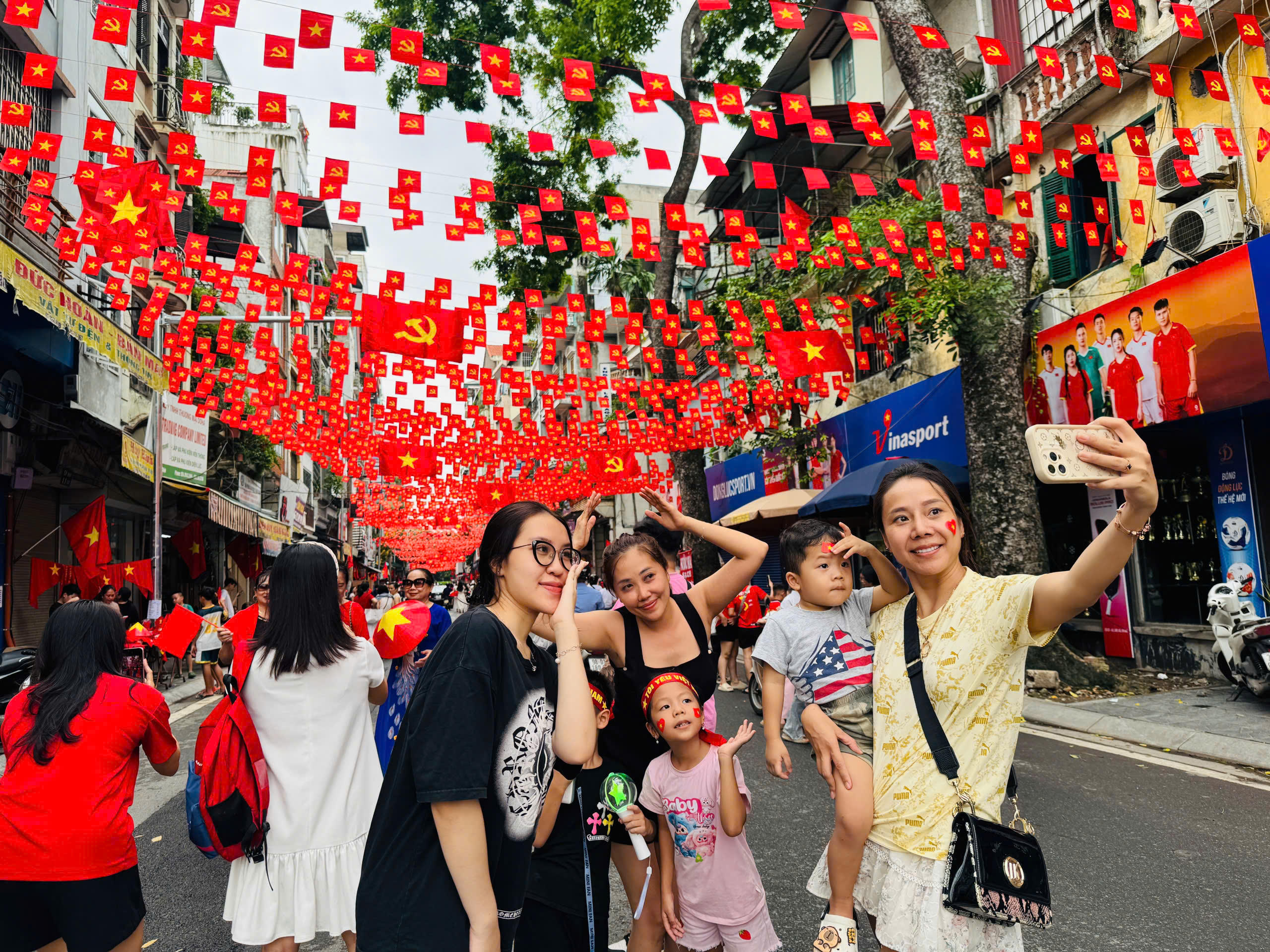 Cả tuyến phố Hàng Cháo rực rỡ cờ hoa, tấp nập du khách.