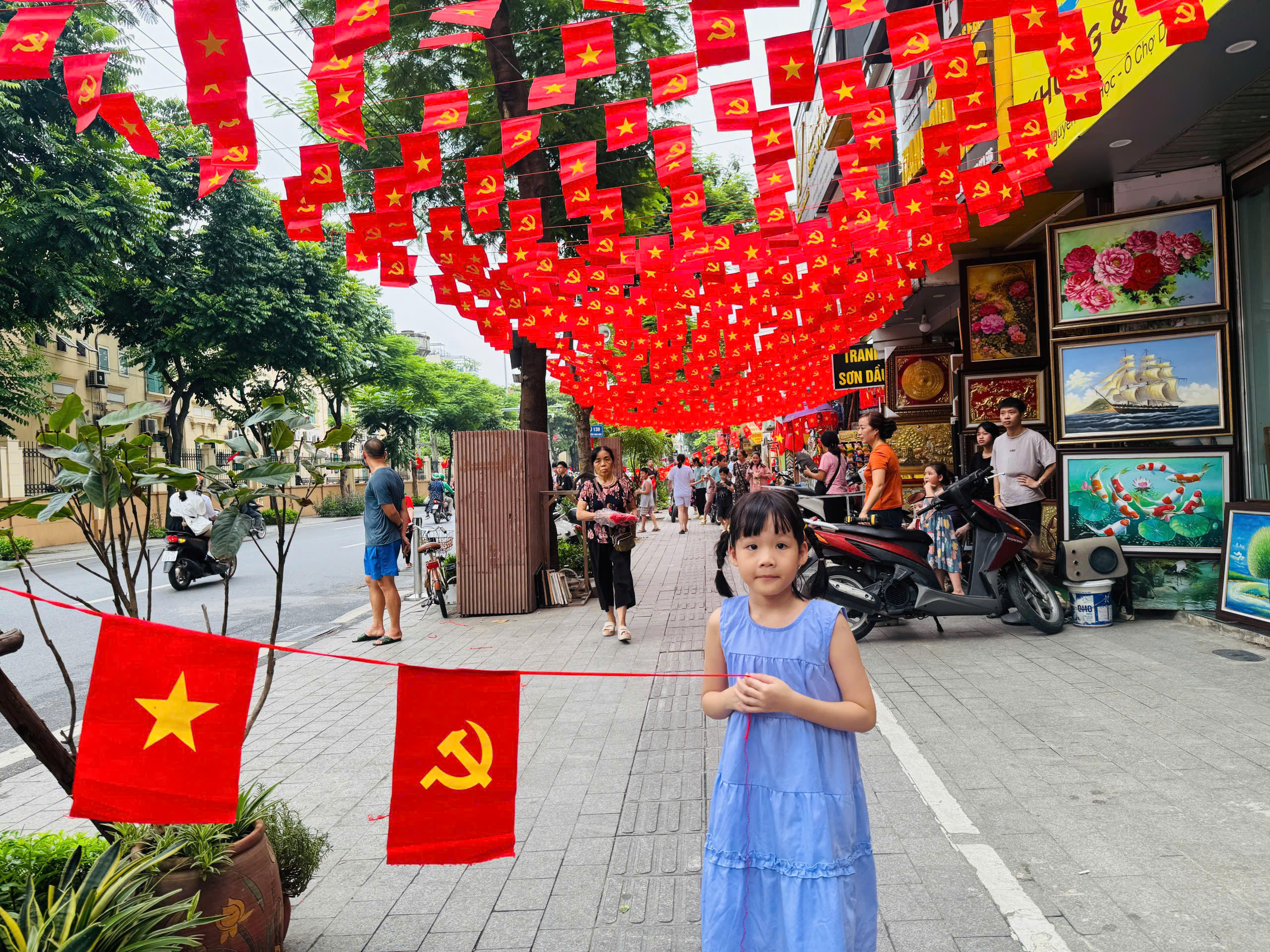 Hàng nghìn lá cờ mini được treo, kết thành những thảm áo đỏ thắm dọc con phố Nguyễn Thái Học.