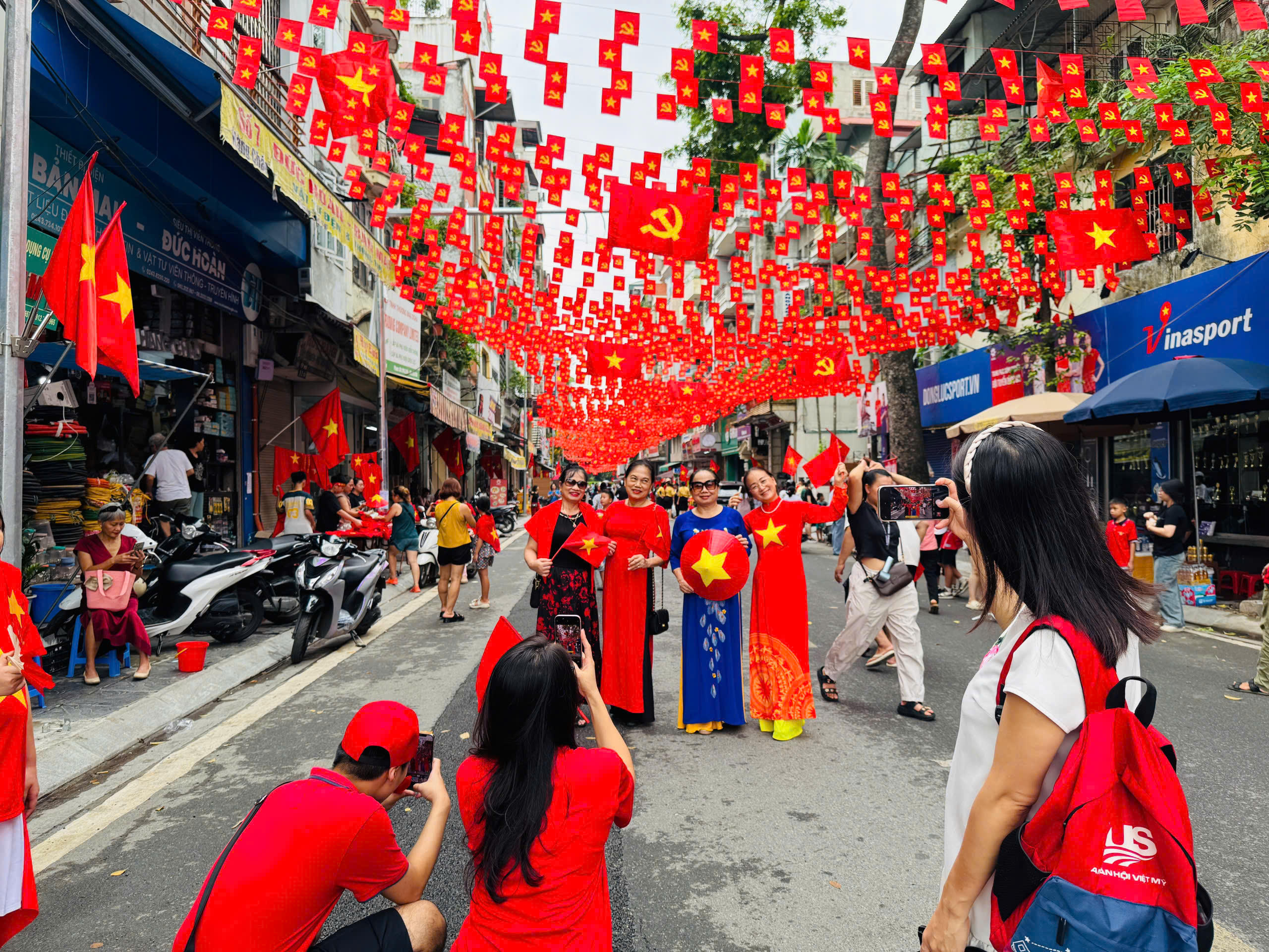 Nhiều du khách không khỏi xúc động, vinh dự và tự hào khi đến Thủ đô Hà Nội trong những ngày trọng đại này.