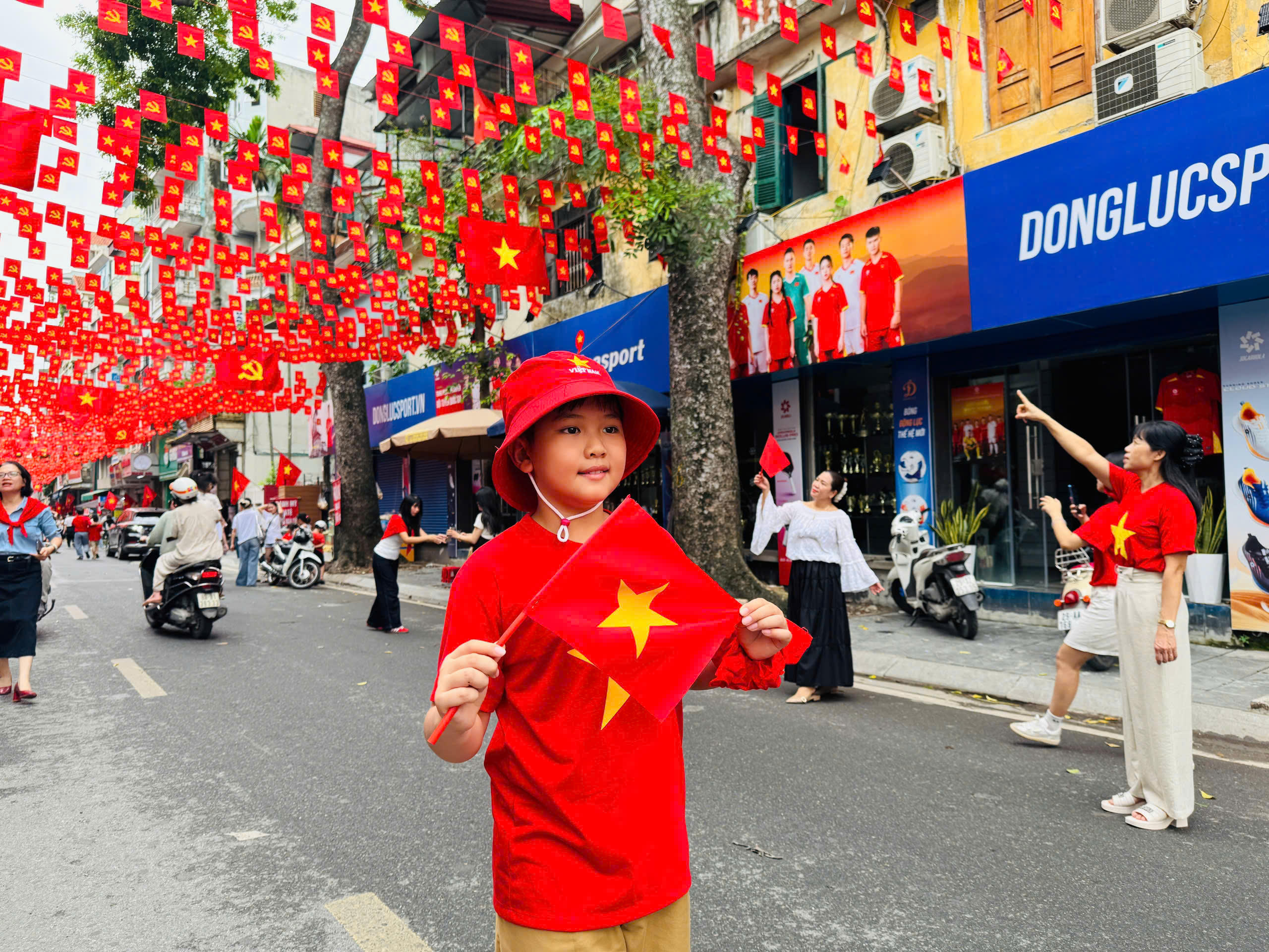 Cháu Võ Bình Nguyên (Học sinh lớp 6 trường ALPHA SCHOOL) cùng mẹ và ông bà "check in" tại con phố Hàng Cháo.