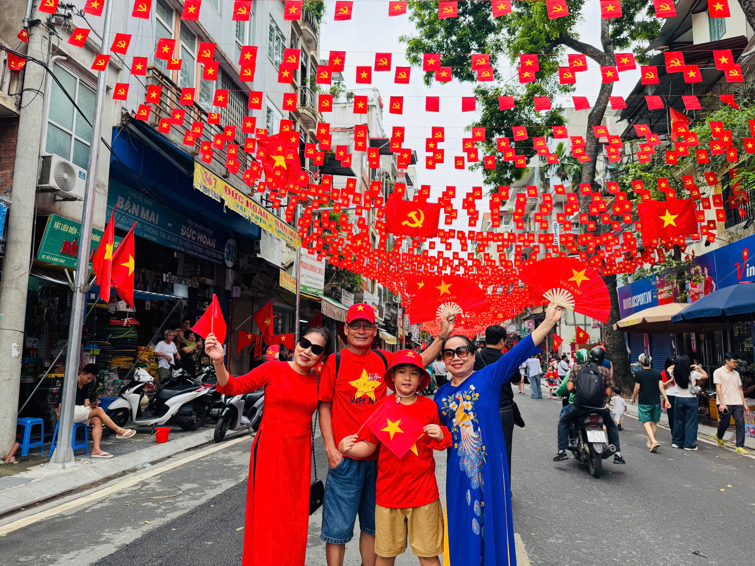 Ngay từ sáng sớm 21/8, du khách các nơi đã đổ về con phố Hàng Cháo chụp ảnh và xem Tổng hợp luyện diễu binh, diễu hành diễn ra vào 20h00 tối. 