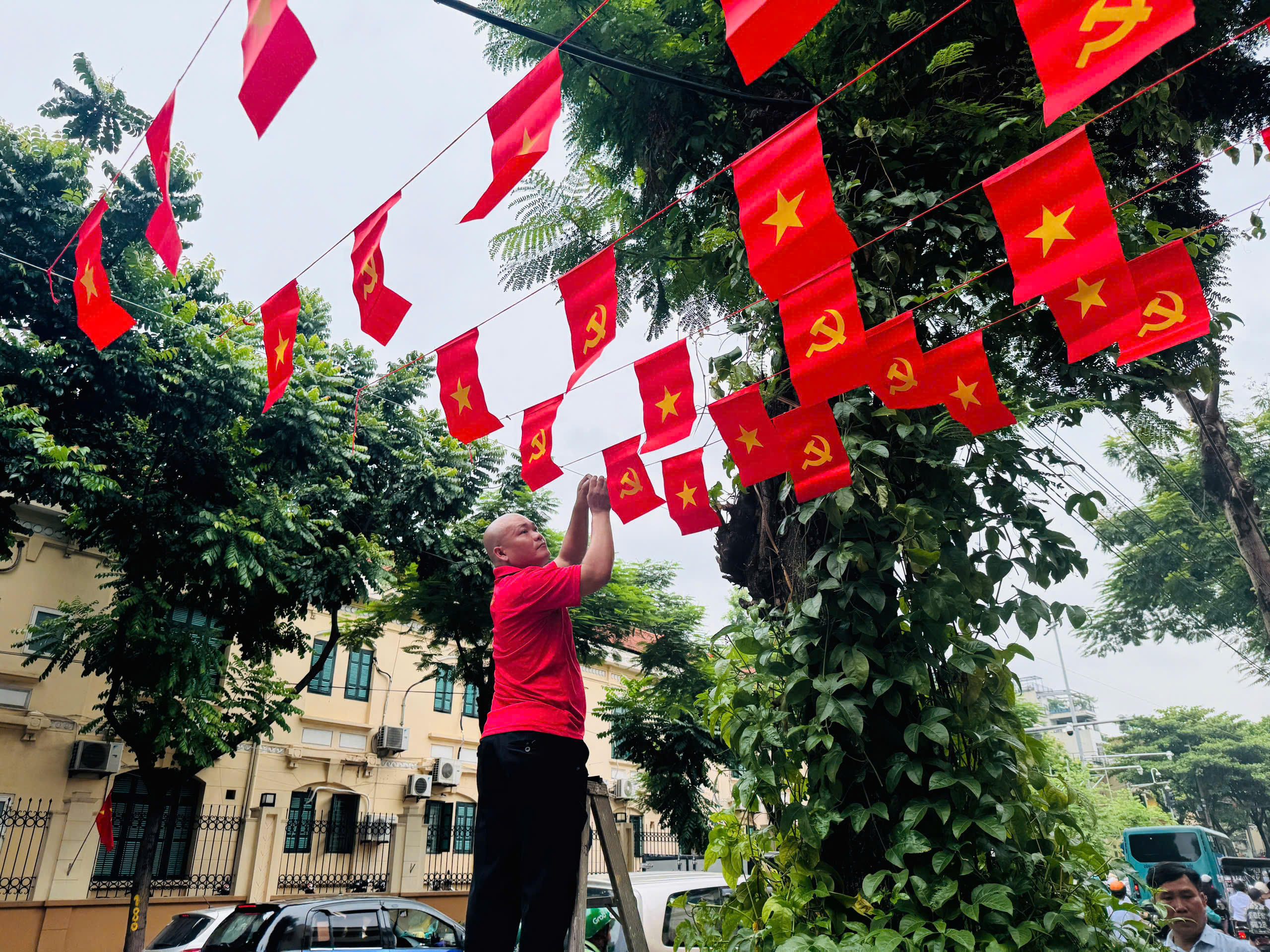 Đường Nguyễn Thái Học, các hộ dân Tổ dân phố 1 phường Ô Chợ Dừa cũng tất bật trang hoàng cờ hoa chào mừng Quốc khánh 2/9.