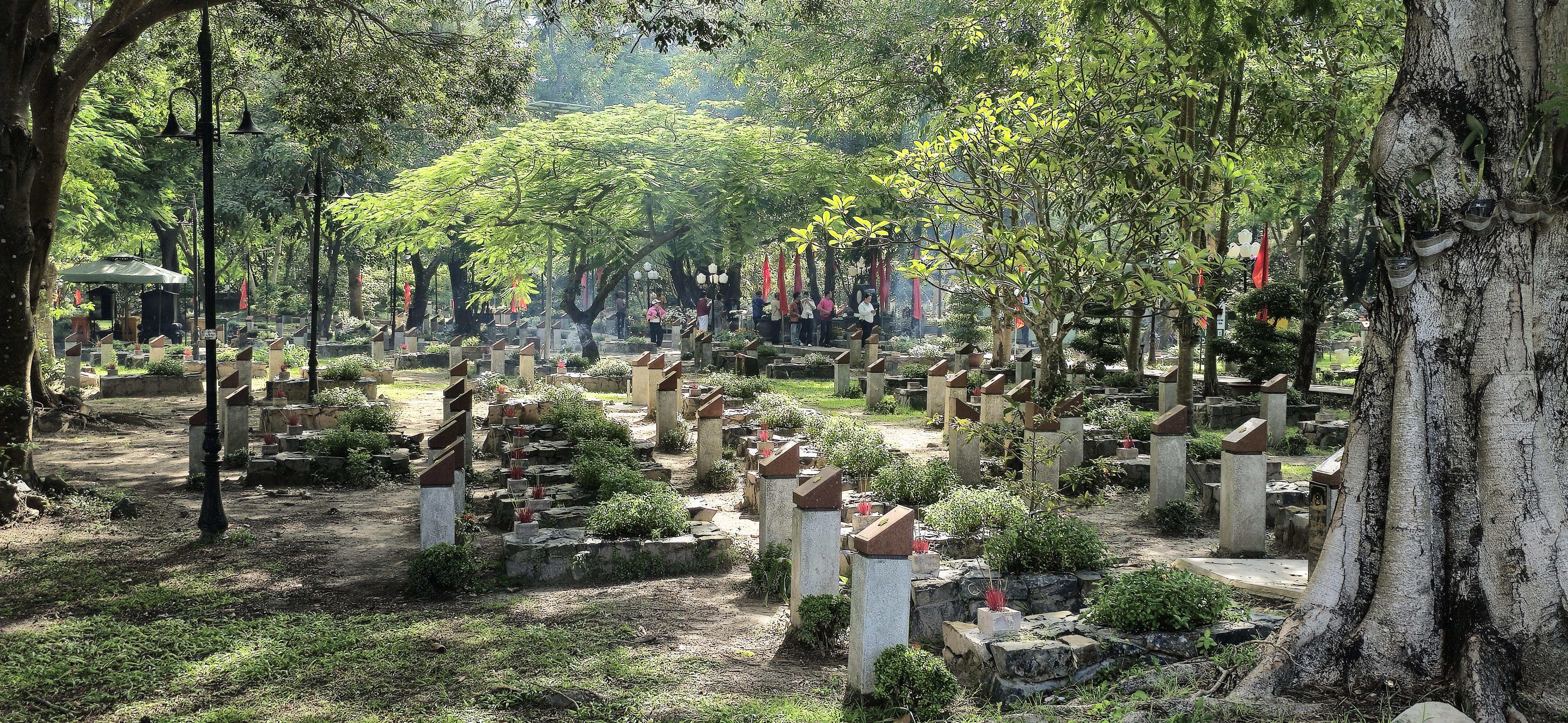 Chiều ở Nghĩa trang Hàng Dương.