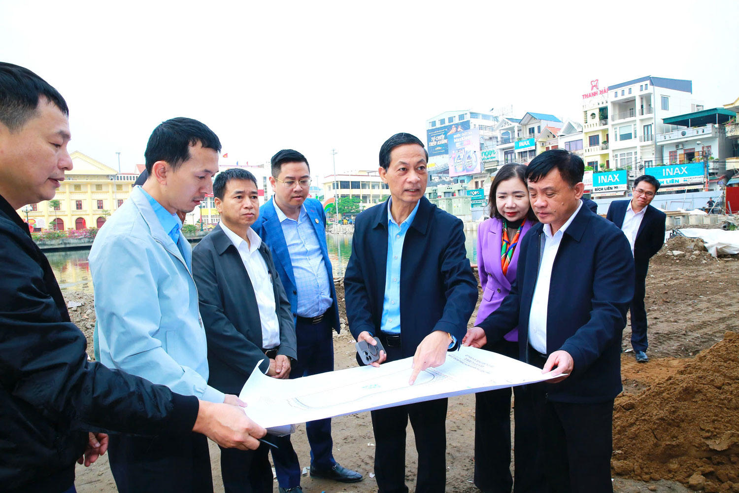 Phó Bí thư Thường trực Thành ủy Đỗ Mạnh Hiến kiểm tra dự án đầu tư cải tạo Hồ Sen.