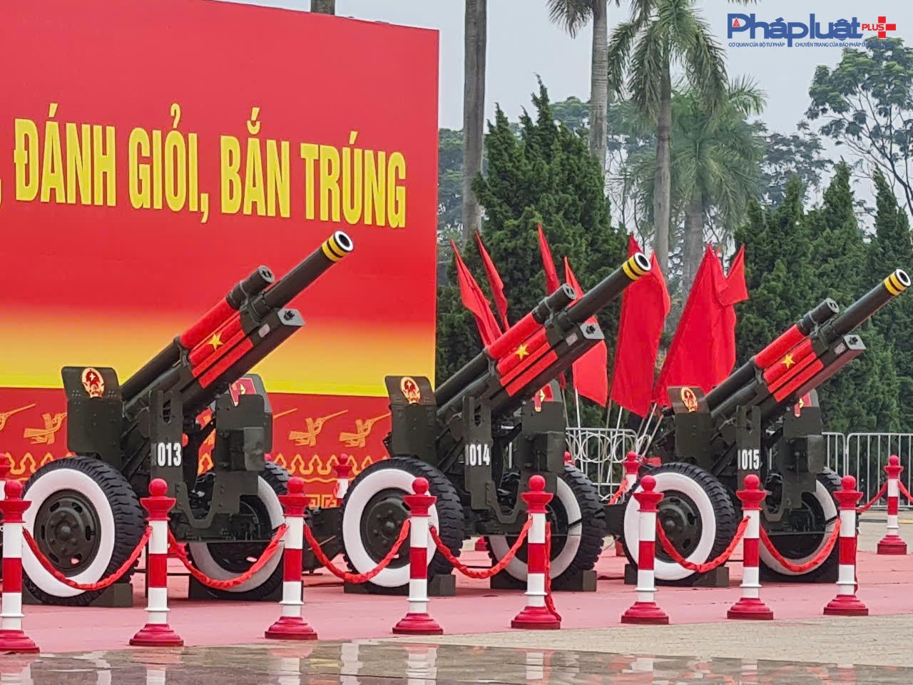 Đông đảo người dân hào hứng ghi lại khoảnh khắc bên dàn Đại Bác chuẩn bị khai hoả dịp 2/9