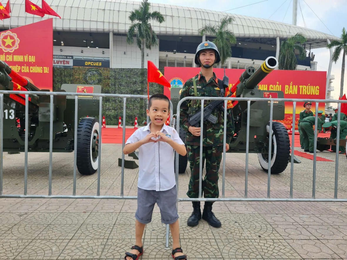 Đông đảo người dân hào hứng ghi lại khoảnh khắc bên dàn Đại Bác chuẩn bị khai hoả dịp 2/9