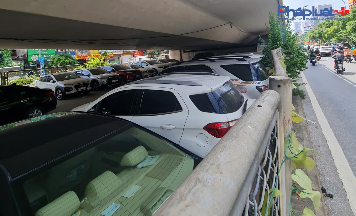 Cận cảnh những điểm trông giữ xe núp dưới chân cầu vượt tiềm ẩn nguy cơ bất an giữa lòng Hà nội